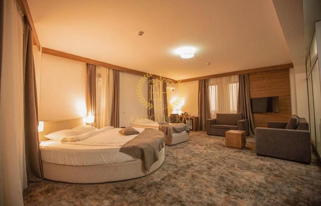 Postel nebo postele na pokoji v ubytování HOTEL EMROVIC RAJ