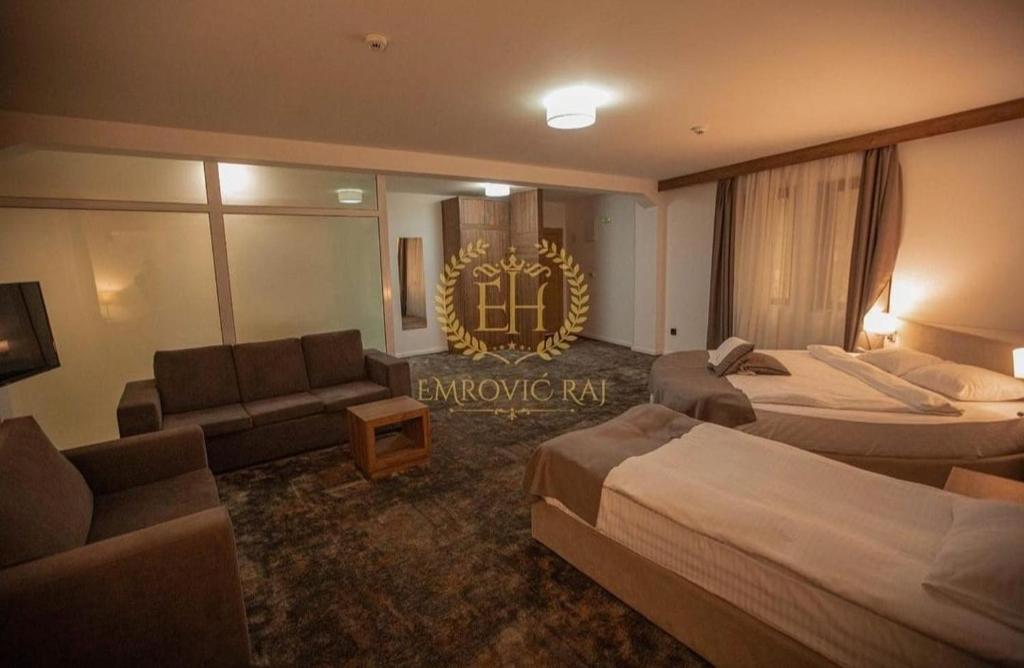 Postel nebo postele na pokoji v ubytování HOTEL EMROVIC RAJ