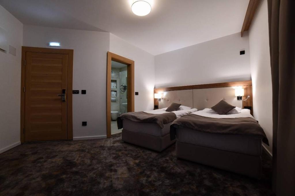 Postel nebo postele na pokoji v ubytování HOTEL EMROVIC RAJ