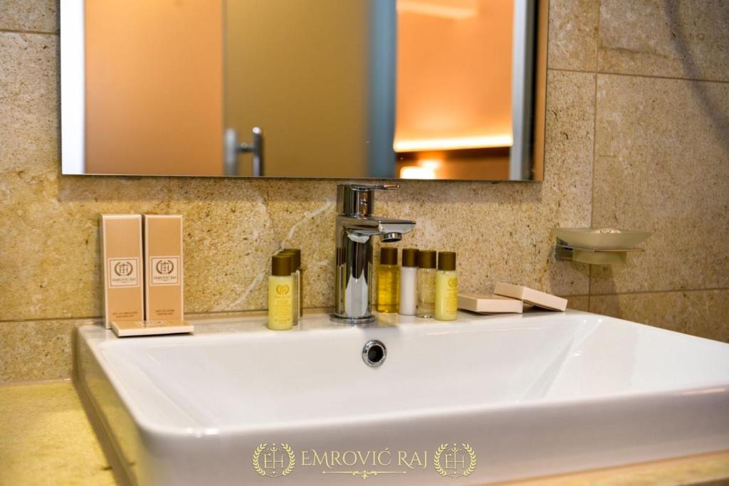 Koupelna v ubytování HOTEL EMROVIC RAJ