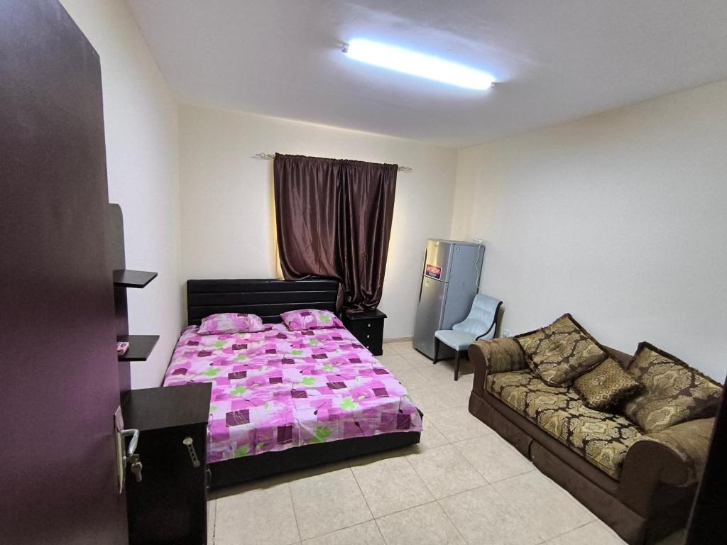 Postel nebo postele na pokoji v ubytování Rooms opposite mega mall in telephone shops roundabout flat no 203
