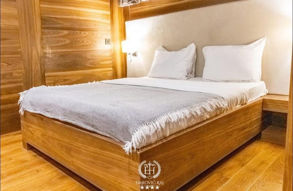 Postel nebo postele na pokoji v ubytování HOTEL EMROVIC RAJ