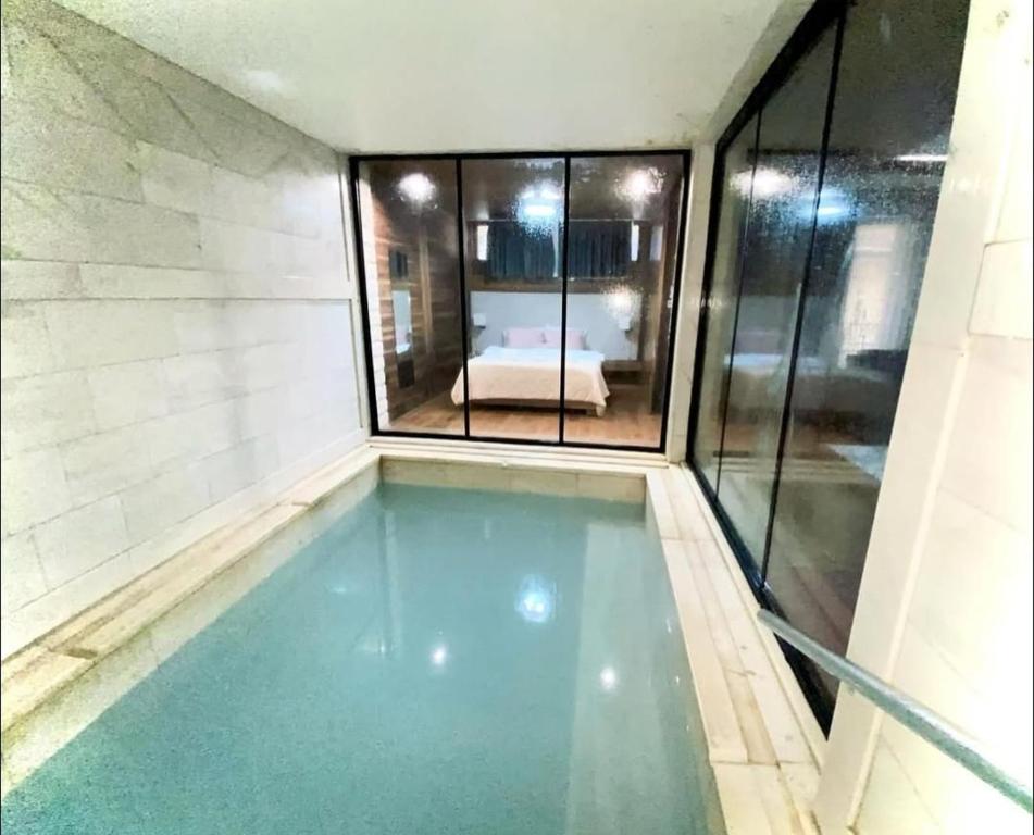 Bazén v ubytování HOTEL EMROVIC RAJ nebo v jeho okolí
