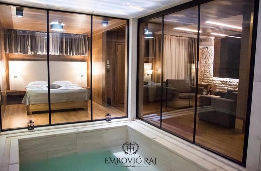 Postel nebo postele na pokoji v ubytování HOTEL EMROVIC RAJ