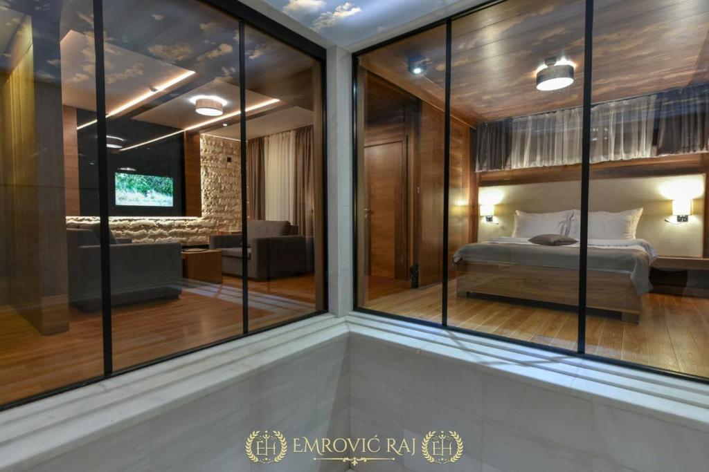 Postel nebo postele na pokoji v ubytování HOTEL EMROVIC RAJ
