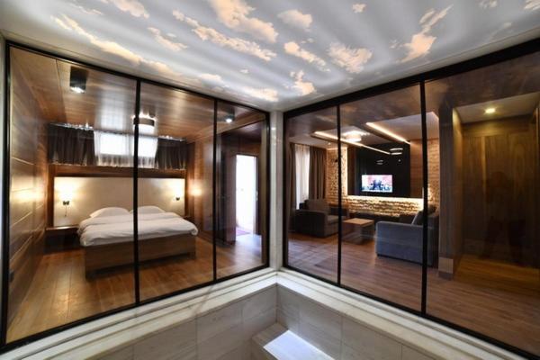 Postel nebo postele na pokoji v ubytování HOTEL EMROVIC RAJ