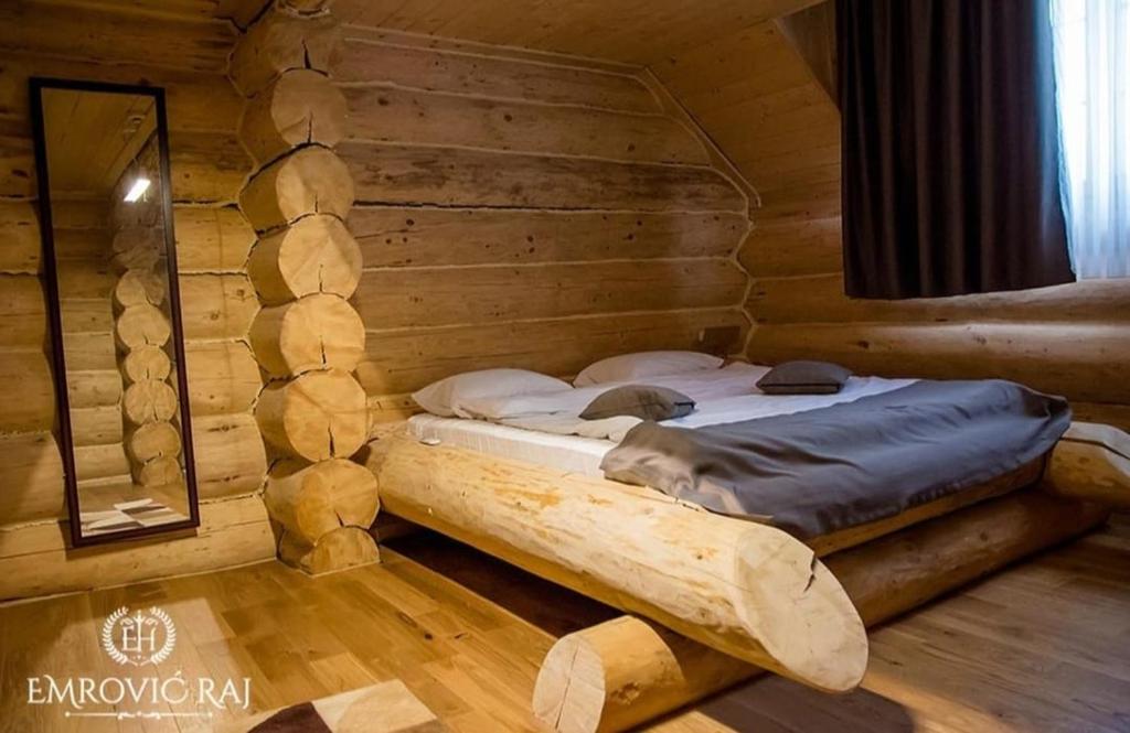Postel nebo postele na pokoji v ubytování HOTEL EMROVIC RAJ