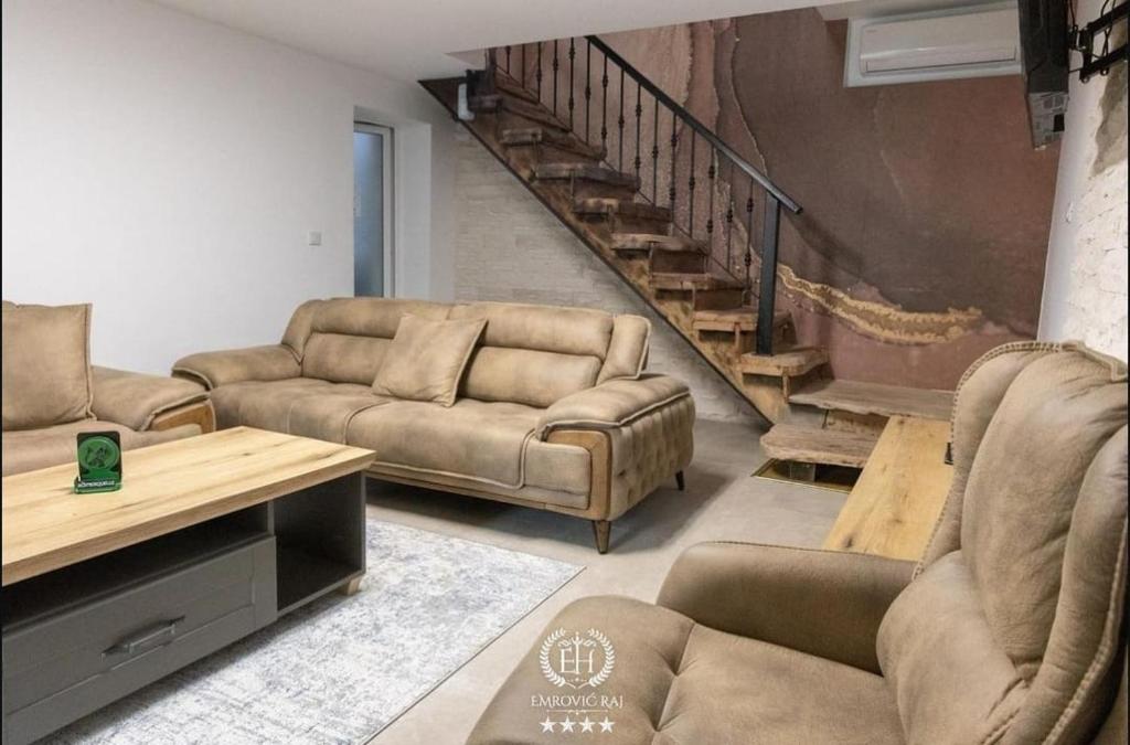 Posezení v ubytování HOTEL EMROVIC RAJ