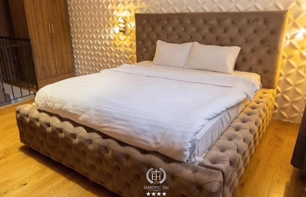 Postel nebo postele na pokoji v ubytování HOTEL EMROVIC RAJ