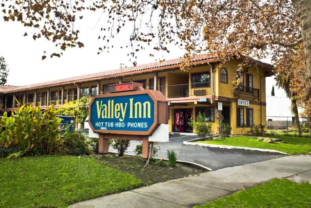 un edificio con una señal delante de él en Valley Inn San Jose, en San José