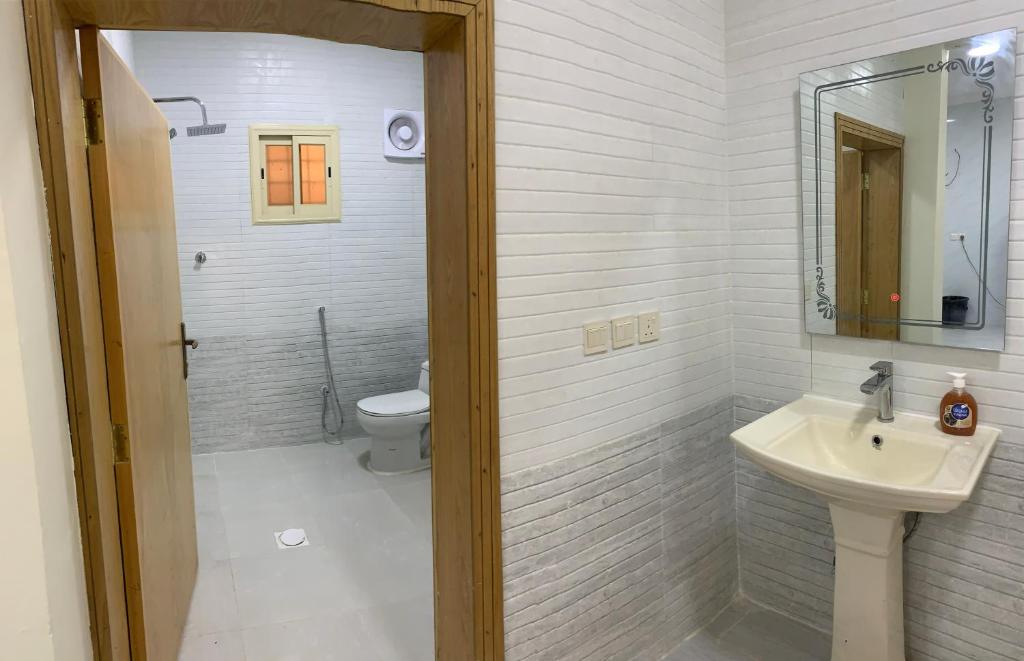 ein weißes Badezimmer mit Waschbecken und Toilette in der Unterkunft فيلا ريام السيف in Al Namas