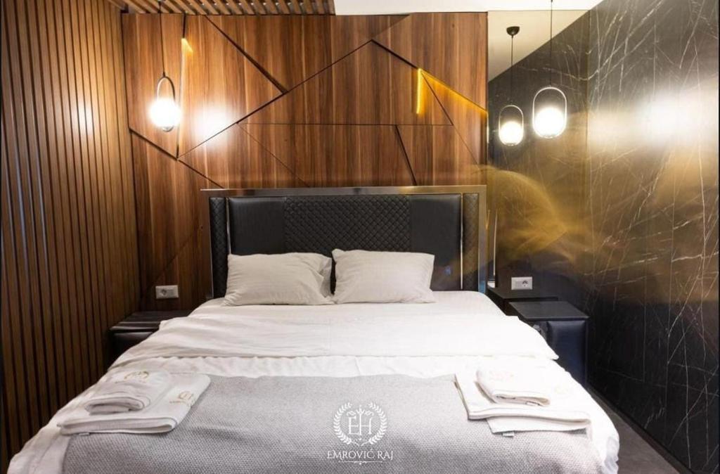 Postel nebo postele na pokoji v ubytování HOTEL EMROVIC RAJ