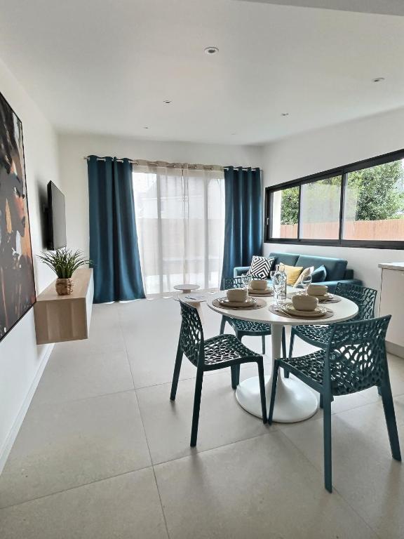 - un salon avec une table à manger et des chaises dans l'établissement Le Baule D'air, à La Baule