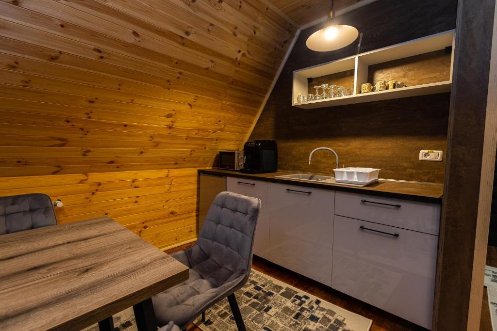 Kuchyň nebo kuchyňský kout v ubytování Cabana la Piatră