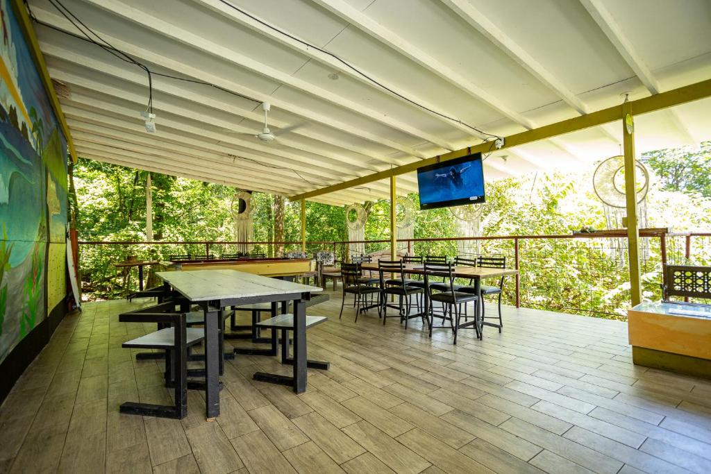 TV a/nebo společenská místnost v ubytování Manuel Antonio Hostel