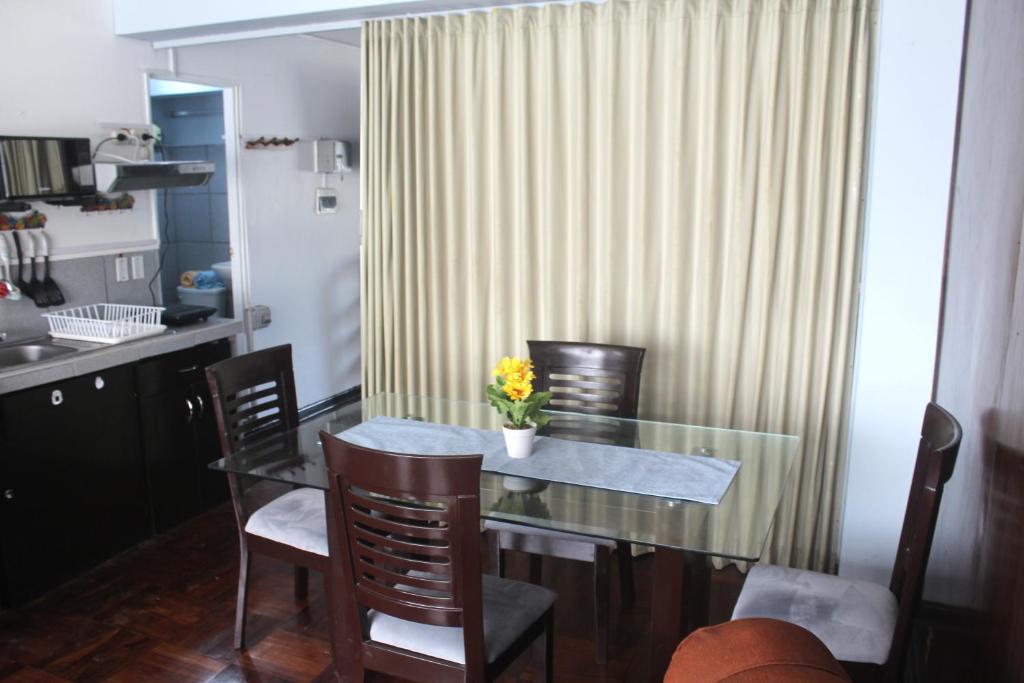 a dining room with a glass table and chairs at Alquilo Dpto Equipado San Isidro in Lima