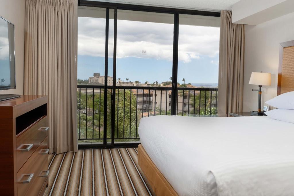 Cama ou camas em um quarto em Maui Coast Hotel