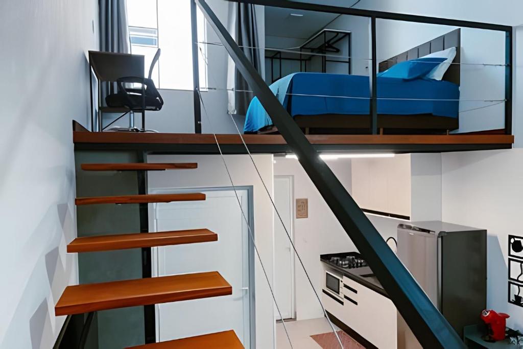 a room with a bunk bed and a staircase at Mini Loft Siena in Sinop
