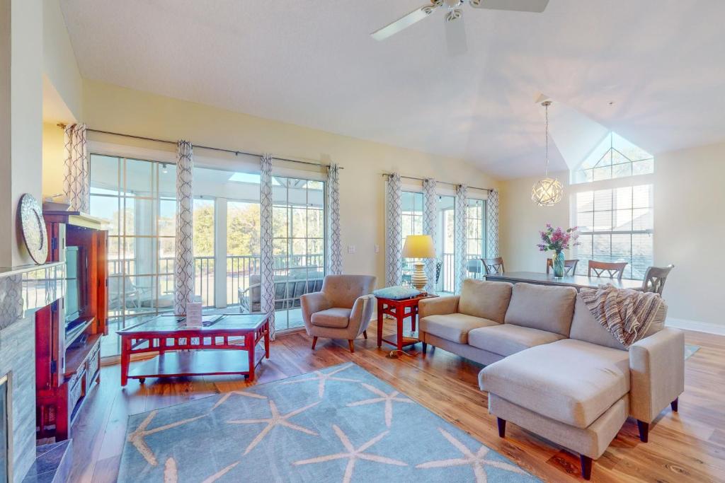 Khu vực ghế ngồi tại Spacious condo with pool, hot tub and private washer/dryer