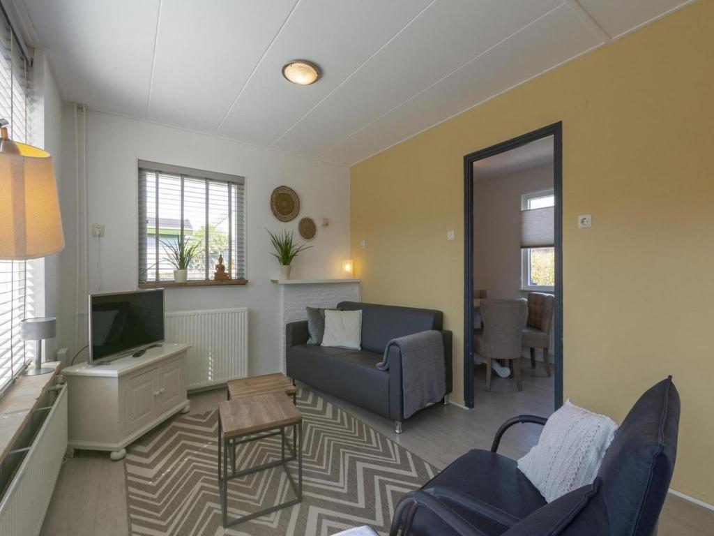 TV a/nebo společenská místnost v ubytování Holiday Home Callantsoog near Beach