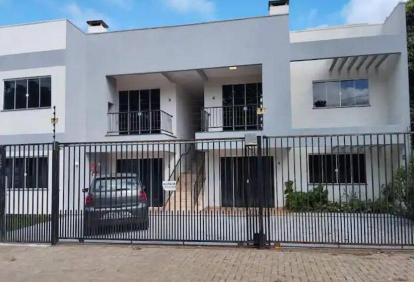 Το κτήριο όπου στεγάζεται  το διαμέρισμα