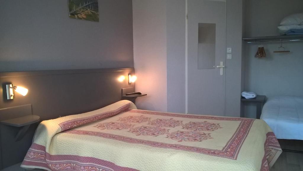 Una cama o camas en una habitación de Riv'Hotel
