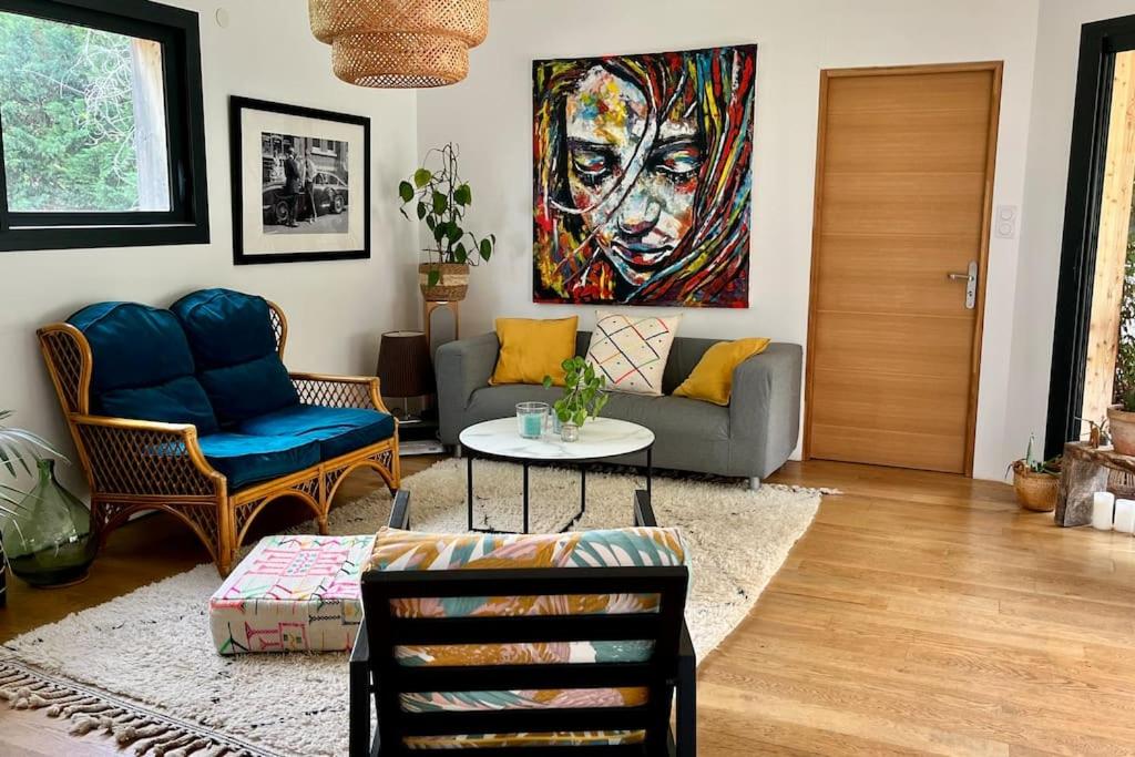 un salon avec un canapé et une table dans l'établissement Maison en bois au calme, 10 min Montauban, à Corbarieu