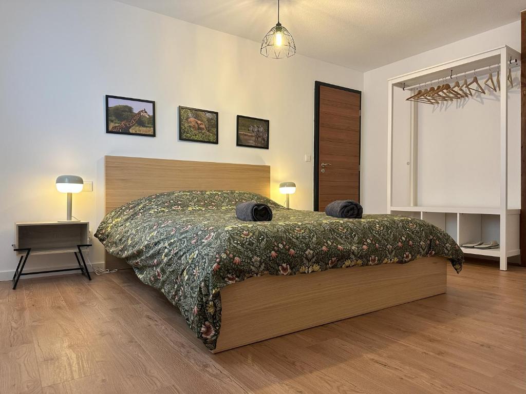 une chambre avec un grand lit et deux lampes dans l'établissement Maison de la Croix Blanche, à Colmar