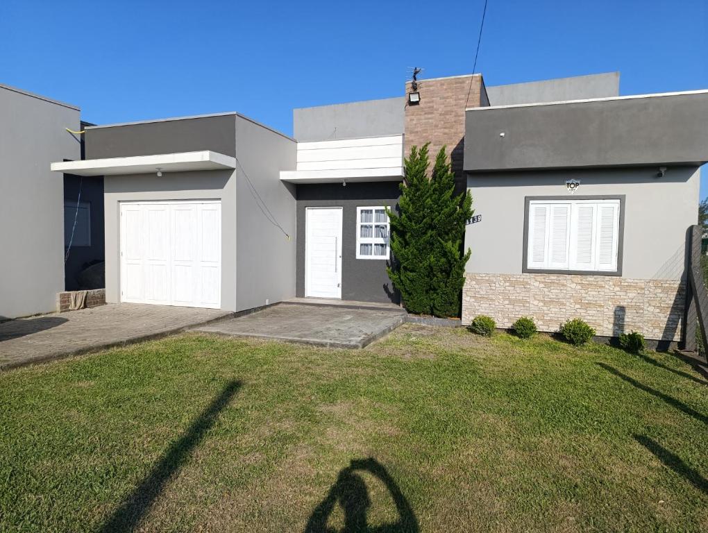 ein Schatten einer Person, die vor einem Haus steht in der Unterkunft Casa Müller - Veraneio Imbé in Imbé