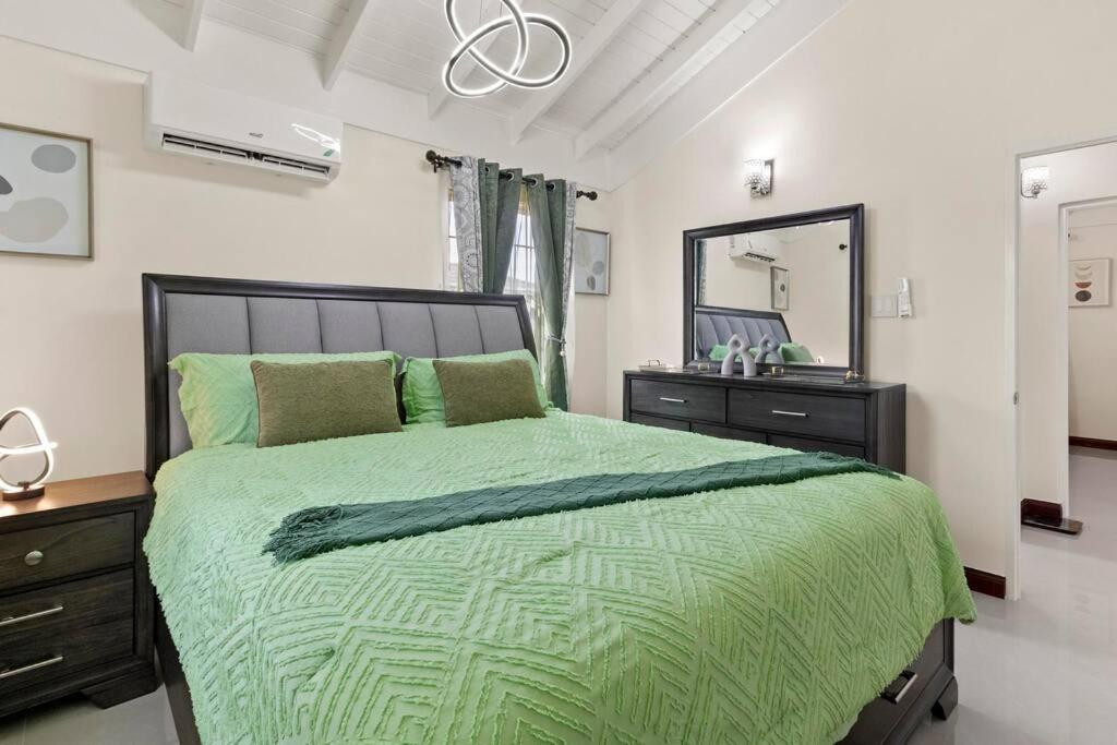 Fully Air Conditioned Colbeck Manor - The Geenie Gatesにあるベッド