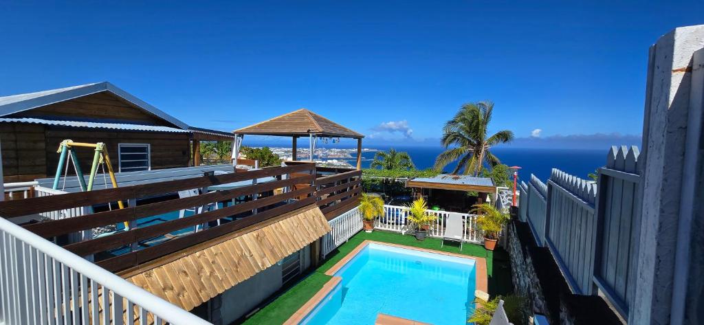 Bazén v ubytování Sous le soleil de la Reunion nebo v jeho okolí