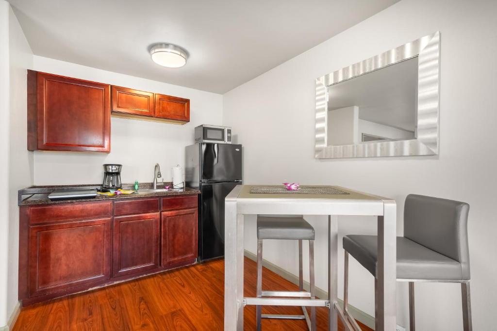 Paradise Bay Resort - One-Bedroom Cottage - Water Front