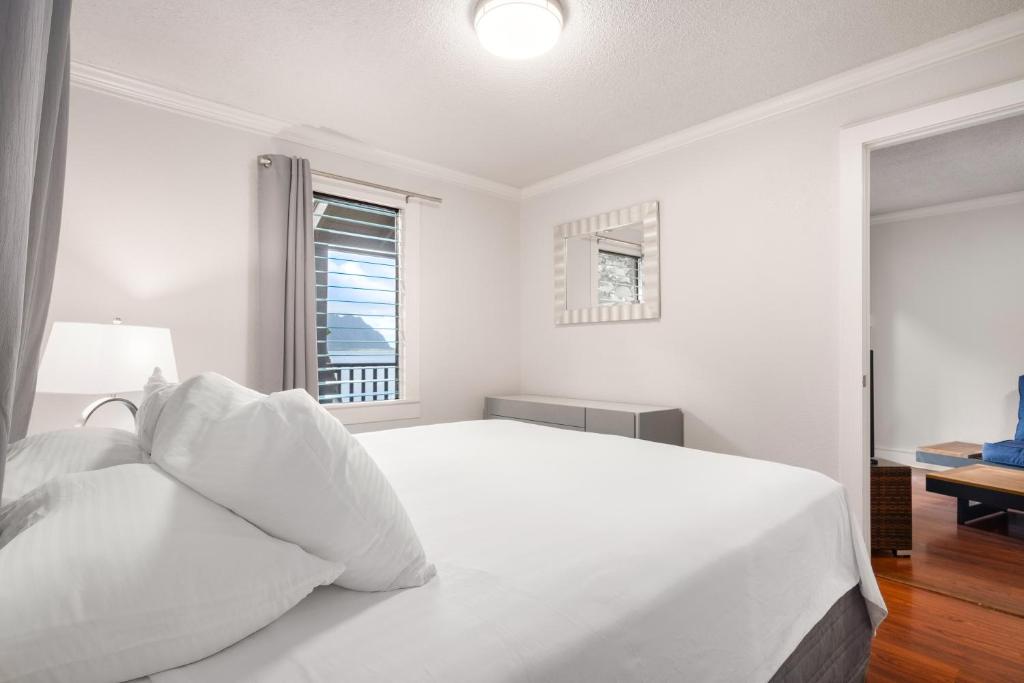 Paradise Bay Resort - Two-Bedroom Cottage - Water Front