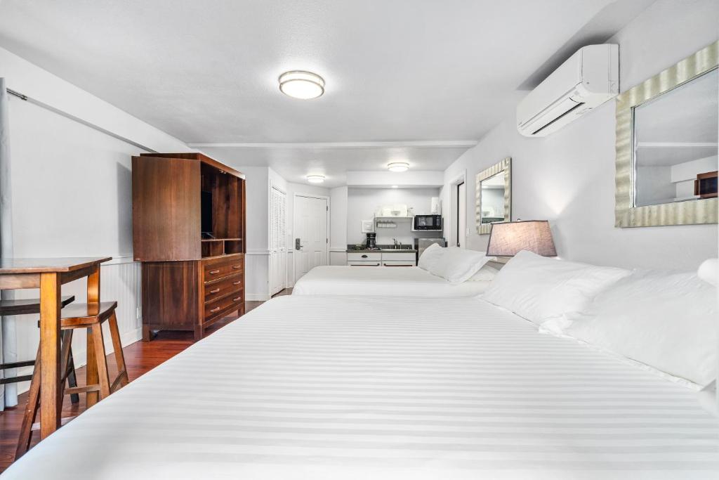 Paradise Bay Resort - Studio With Two King Beds