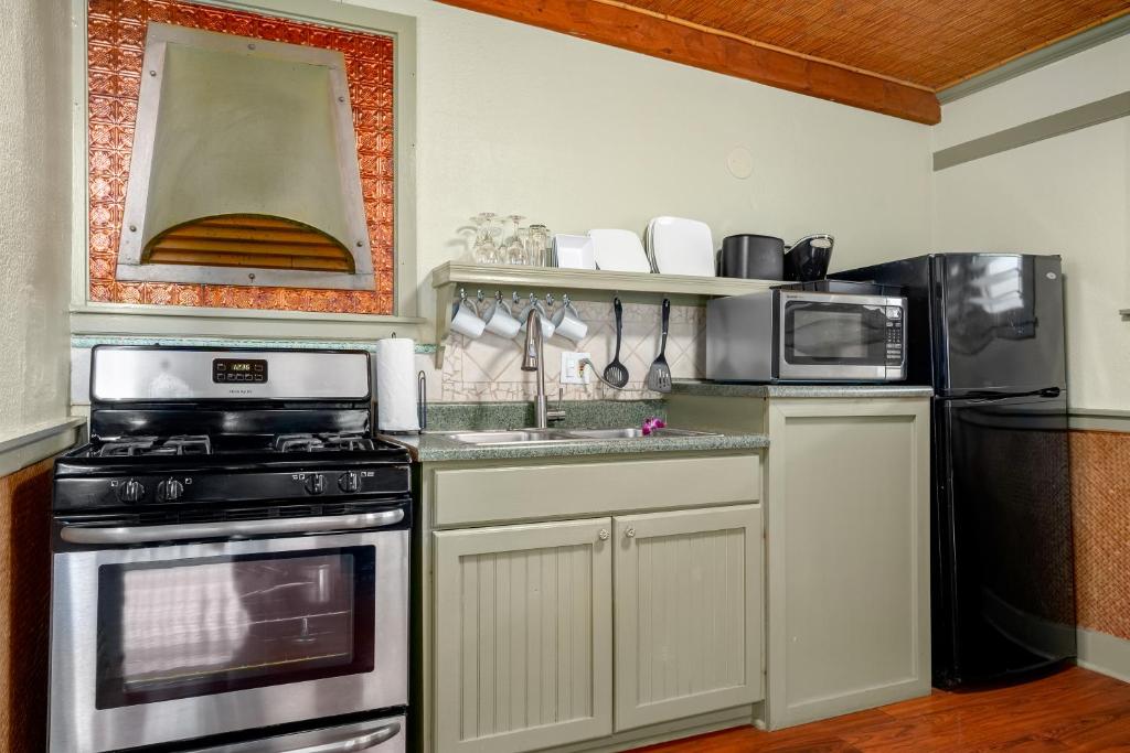 Paradise Bay Resort - One-Bedroom Suite With Mountain View