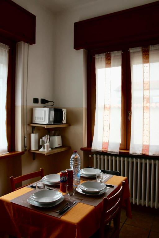 Příslušenství pro přípravu čaje a kávy v ubytování Pietro Apartment Fiera