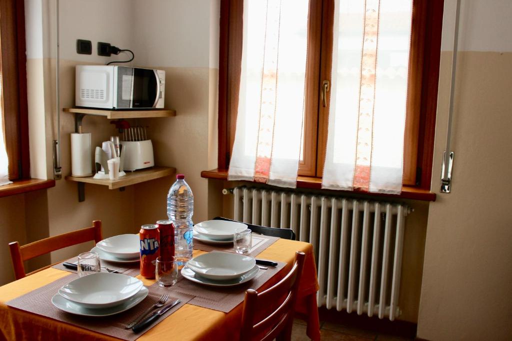 Příslušenství pro přípravu čaje a kávy v ubytování Pietro Apartment Fiera