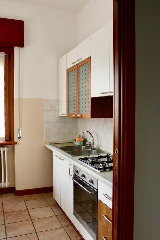 Kuchyň nebo kuchyňský kout v ubytování Pietro Apartment Fiera