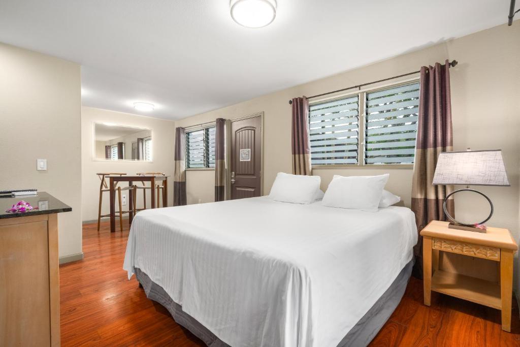 Paradise Bay Resort - One-Bedroom Suite With Bay View