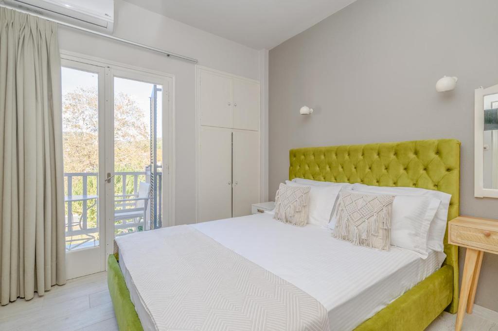Cama ou camas em um quarto em Archontiko Seaside Hotel
