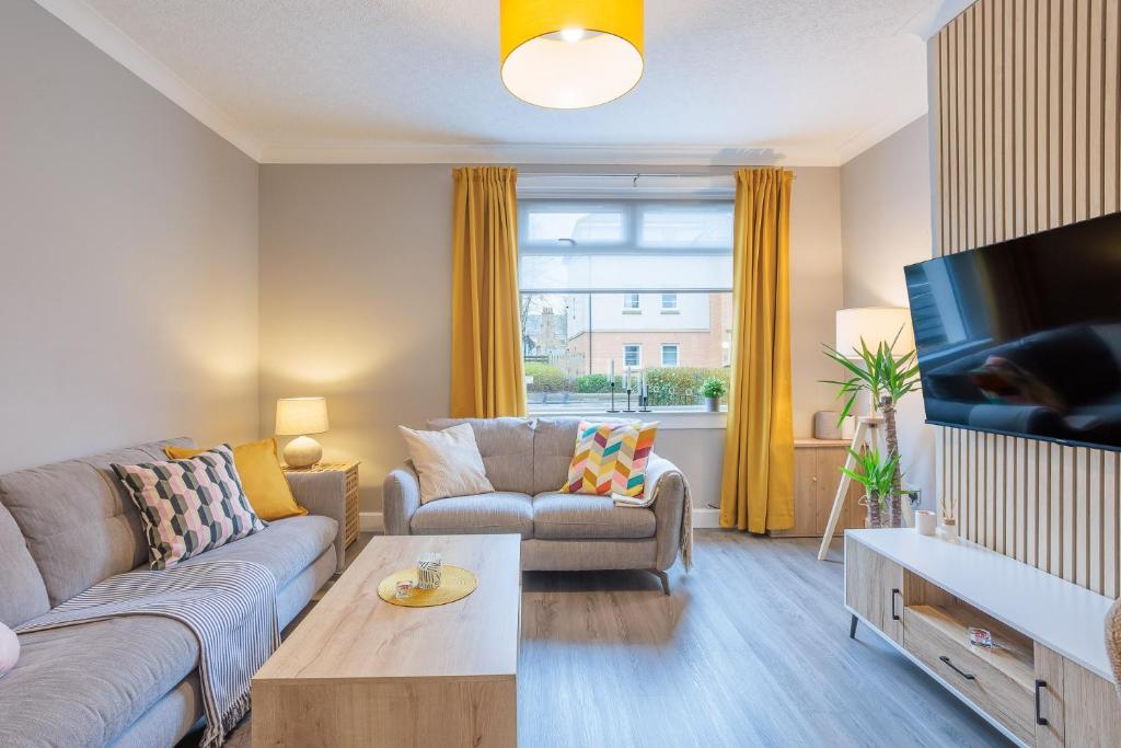 Stylish Two Bedroom Apartment with Private Parking 4