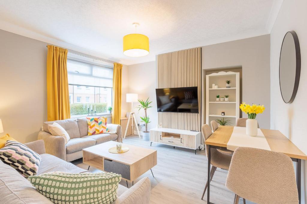 พื้นที่นั่งเล่นของ Stylish Two Bedroom Apartment with Private Parking