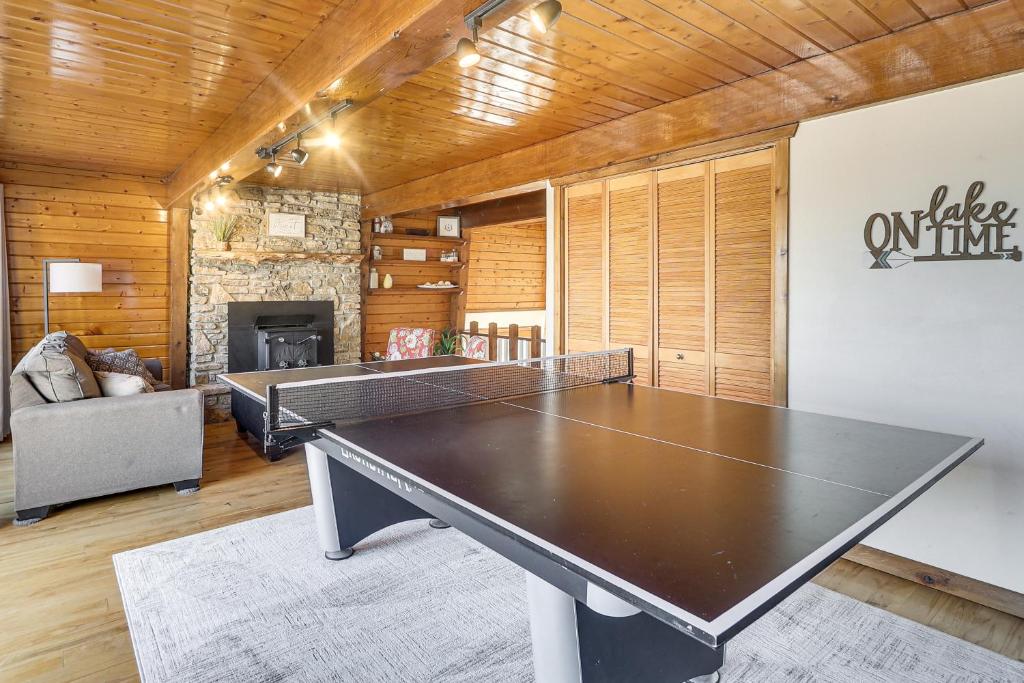 Walk to Tuttle Creek Lake Secluded Scenic Retreat - Holiday Home