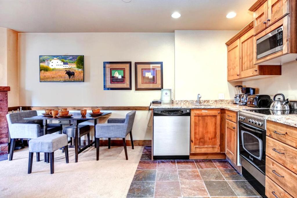 KBM Resorts - Spacious 1 Bdrm 2Bath wood fireplace full kitchen wifi walk to slopes - Housity