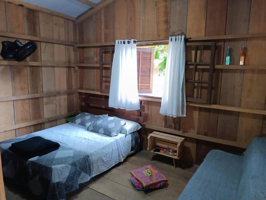 Ένα ή περισσότερα κρεβάτια σε δωμάτιο στο Cabana da Almada - Pé na Areia