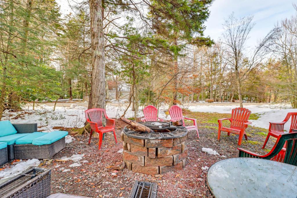 Fire Pit and Hot Tub Peaceful Poconos Farms Getaway 야외 정원