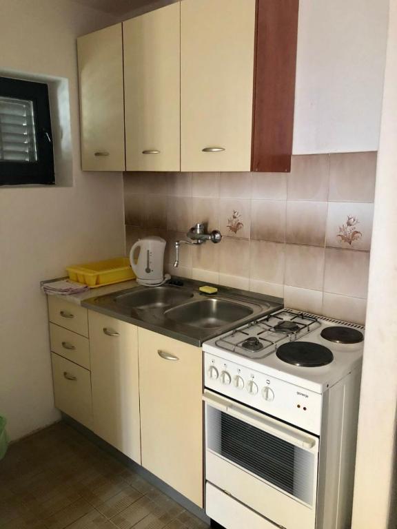 Kuchyňa alebo kuchynka v ubytovaní Apartments Kate