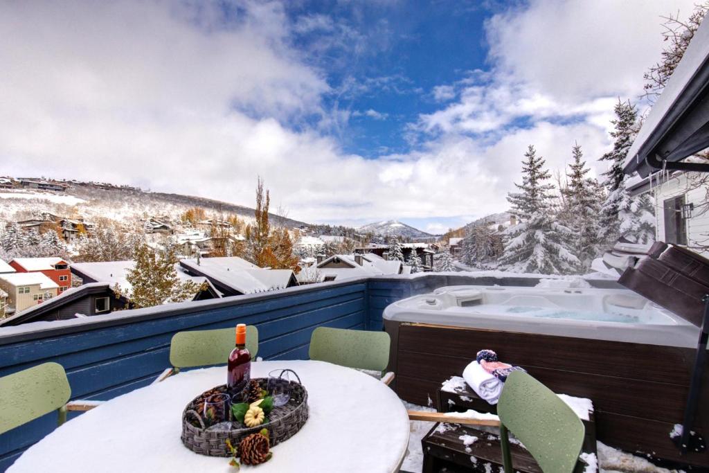 KBM Resorts: Between Deer Valley and Main Street Awesome Views Hot Tub - Three-Bedroom Apartment