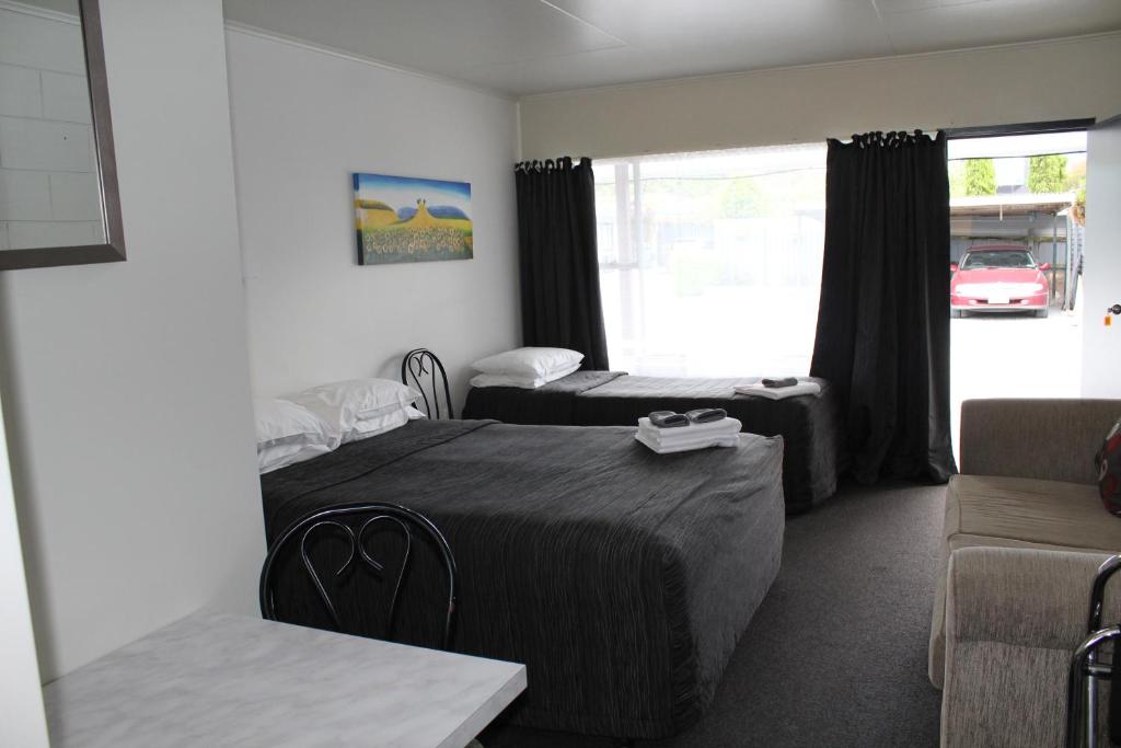 Postel nebo postele na pokoji v ubytování Sierra Beachfront Motel
