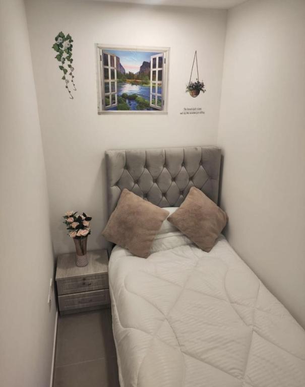 Postel nebo postele na pokoji v ubytování Cozy single bed partition